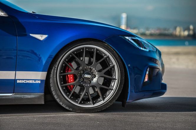 Hovedbilde Unplugged Performance senkesett til Tesla Model S