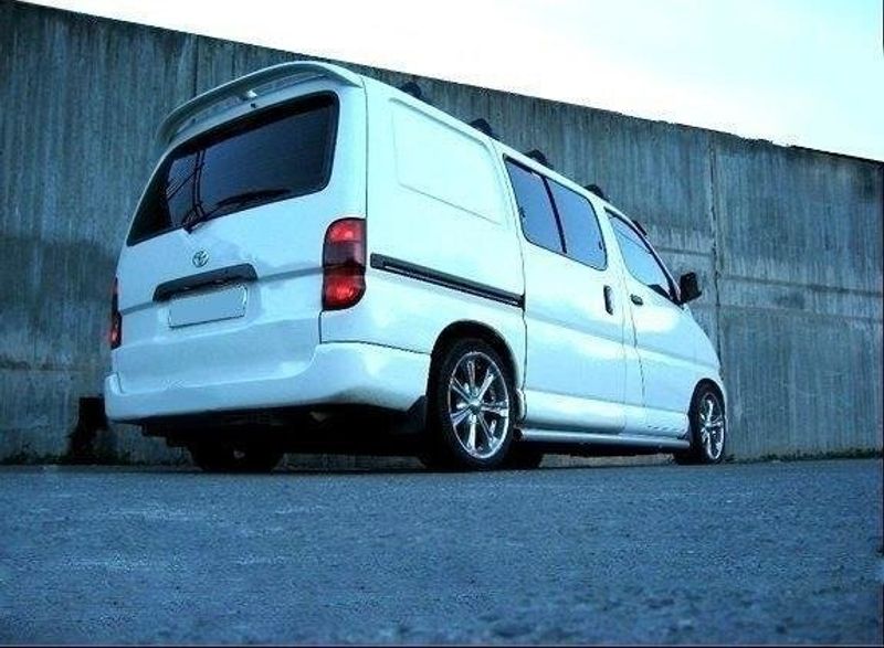 Bakre takspoiler Toyota HiAce - Maxton Design