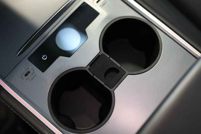 Koppholder med hemmelig rom til Tesla Model 3 / Y - svart (2021-23)